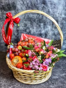 Заказать корзину с цветами и фруктами для женщины