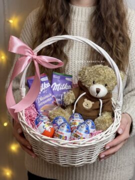 Корзина с Kinder и мишкой