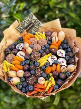 Букет из сухофруктов, конфет и голубики